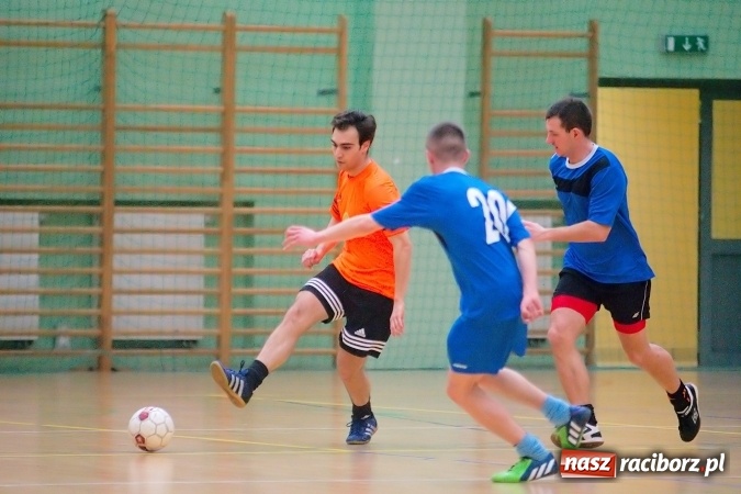 Zdjęcie w galerii na portalu naszraciborz.pl: Poniedziałek z Halową Ligą Piłki Nożnej. Pata Cabra Team bez punktów. Udana pogoń AMJ Dach-Mig zakończona spadkiem do II ligi wiadomości z regionu
