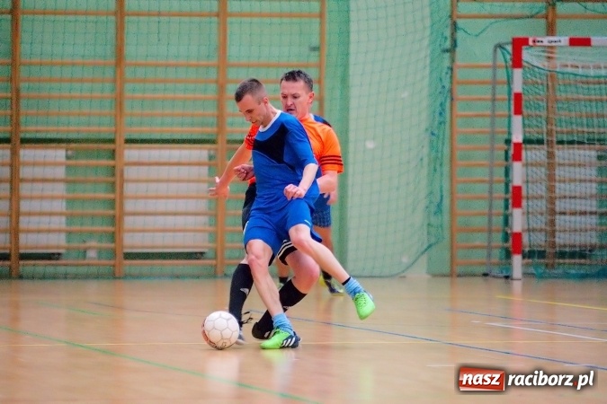 Zdjęcie w galerii na portalu naszraciborz.pl: Poniedziałek z Halową Ligą Piłki Nożnej. Pata Cabra Team bez punktów. Udana pogoń AMJ Dach-Mig zakończona spadkiem do II ligi wiadomości z regionu