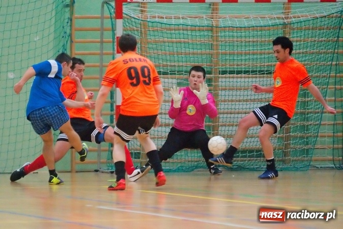 Zdjęcie w galerii na portalu naszraciborz.pl: Poniedziałek z Halową Ligą Piłki Nożnej. Pata Cabra Team bez punktów. Udana pogoń AMJ Dach-Mig zakończona spadkiem do II ligi wiadomości z regionu
