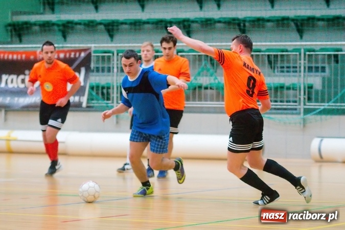 Zdjęcie w galerii na portalu naszraciborz.pl: Poniedziałek z Halową Ligą Piłki Nożnej. Pata Cabra Team bez punktów. Udana pogoń AMJ Dach-Mig zakończona spadkiem do II ligi wiadomości z regionu