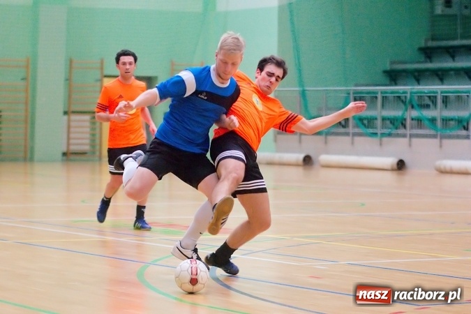 Zdjęcie w galerii na portalu naszraciborz.pl: Poniedziałek z Halową Ligą Piłki Nożnej. Pata Cabra Team bez punktów. Udana pogoń AMJ Dach-Mig zakończona spadkiem do II ligi wiadomości z regionu