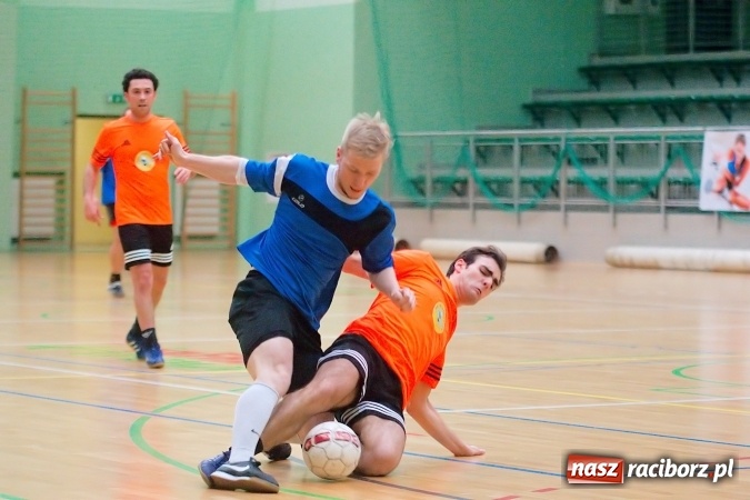 Zdjęcie w galerii na portalu naszraciborz.pl: Poniedziałek z Halową Ligą Piłki Nożnej. Pata Cabra Team bez punktów. Udana pogoń AMJ Dach-Mig zakończona spadkiem do II ligi wiadomości z regionu