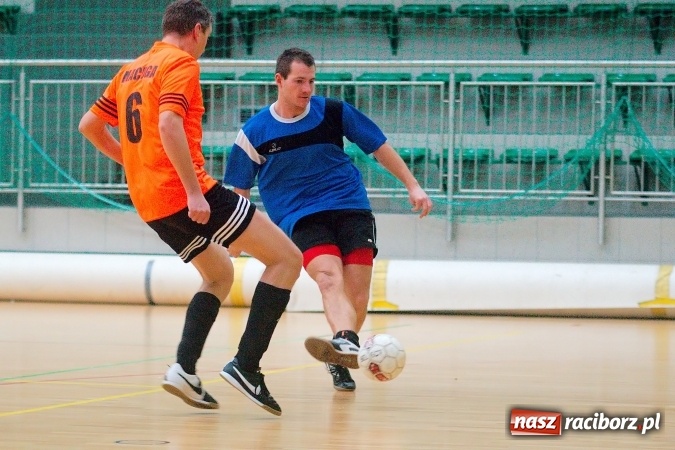 Zdjęcie w galerii na portalu naszraciborz.pl: Poniedziałek z Halową Ligą Piłki Nożnej. Pata Cabra Team bez punktów. Udana pogoń AMJ Dach-Mig zakończona spadkiem do II ligi wiadomości z regionu