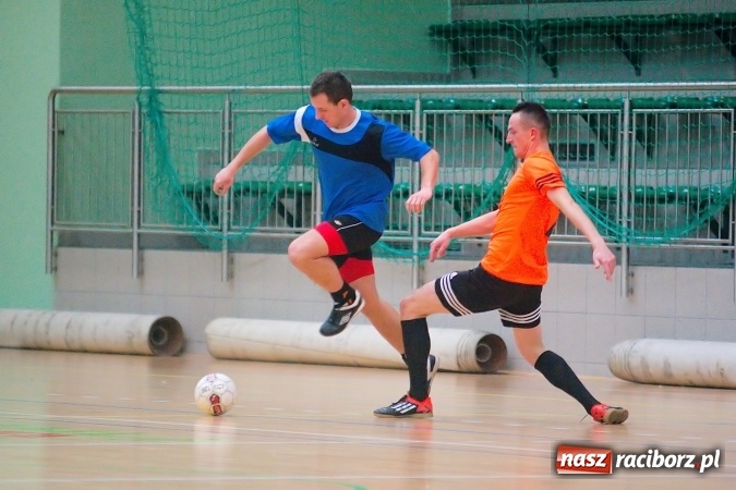 Zdjęcie w galerii na portalu naszraciborz.pl: Poniedziałek z Halową Ligą Piłki Nożnej. Pata Cabra Team bez punktów. Udana pogoń AMJ Dach-Mig zakończona spadkiem do II ligi wiadomości z regionu