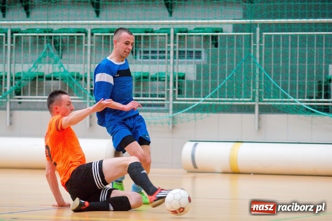Zdjęcie w galerii na portalu naszraciborz.pl: Poniedziałek z Halową Ligą Piłki Nożnej. Pata Cabra Team bez punktów. Udana pogoń AMJ Dach-Mig zakończona spadkiem do II ligi wiadomości z regionu