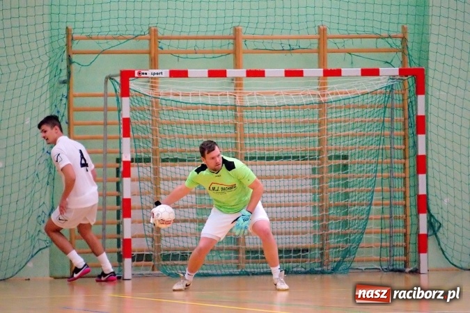 Zdjęcie w galerii na portalu naszraciborz.pl: Poniedziałek z Halową Ligą Piłki Nożnej. Pata Cabra Team bez punktów. Udana pogoń AMJ Dach-Mig zakończona spadkiem do II ligi wiadomości z regionu