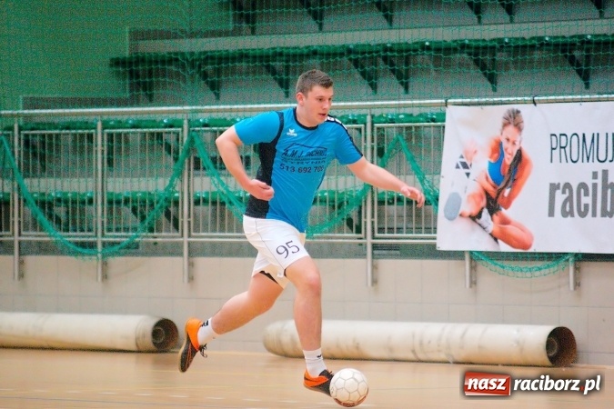 Zdjęcie w galerii na portalu naszraciborz.pl: Poniedziałek z Halową Ligą Piłki Nożnej. Pata Cabra Team bez punktów. Udana pogoń AMJ Dach-Mig zakończona spadkiem do II ligi wiadomości z regionu