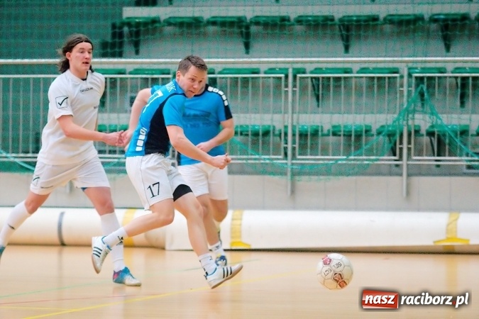 Zdjęcie w galerii na portalu naszraciborz.pl: Poniedziałek z Halową Ligą Piłki Nożnej. Pata Cabra Team bez punktów. Udana pogoń AMJ Dach-Mig zakończona spadkiem do II ligi wiadomości z regionu