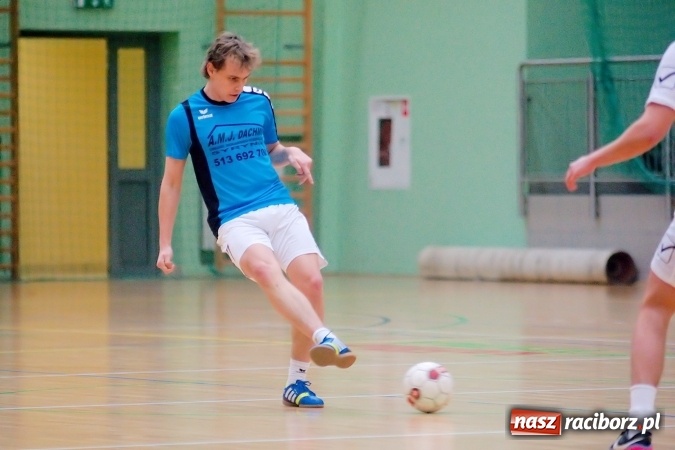 Zdjęcie w galerii na portalu naszraciborz.pl: Poniedziałek z Halową Ligą Piłki Nożnej. Pata Cabra Team bez punktów. Udana pogoń AMJ Dach-Mig zakończona spadkiem do II ligi wiadomości z regionu