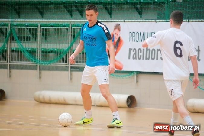 Zdjęcie w galerii na portalu naszraciborz.pl: Poniedziałek z Halową Ligą Piłki Nożnej. Pata Cabra Team bez punktów. Udana pogoń AMJ Dach-Mig zakończona spadkiem do II ligi wiadomości z regionu