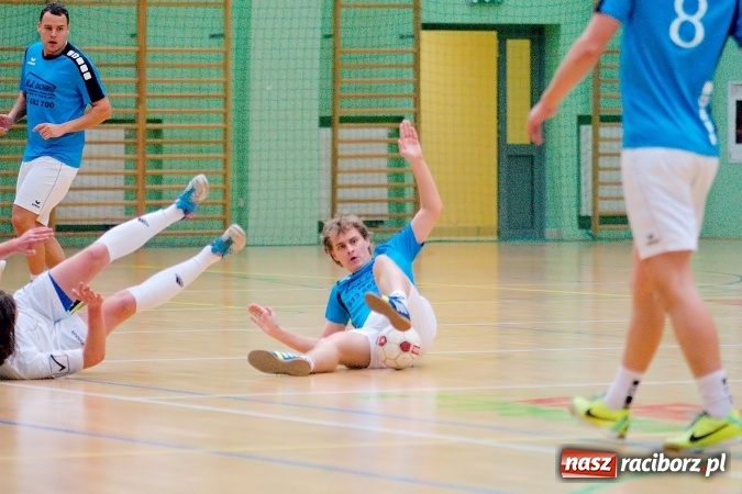 Zdjęcie w galerii na portalu naszraciborz.pl: Poniedziałek z Halową Ligą Piłki Nożnej. Pata Cabra Team bez punktów. Udana pogoń AMJ Dach-Mig zakończona spadkiem do II ligi wiadomości z regionu