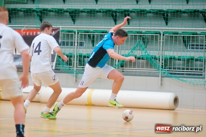 Zdjęcie w galerii na portalu naszraciborz.pl: Poniedziałek z Halową Ligą Piłki Nożnej. Pata Cabra Team bez punktów. Udana pogoń AMJ Dach-Mig zakończona spadkiem do II ligi wiadomości z regionu