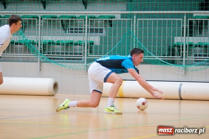 Zdjęcie w galerii na portalu naszraciborz.pl: Poniedziałek z Halową Ligą Piłki Nożnej. Pata Cabra Team bez punktów. Udana pogoń AMJ Dach-Mig zakończona spadkiem do II ligi wiadomości z regionu