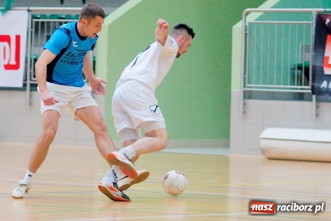 Zdjęcie w galerii na portalu naszraciborz.pl: Poniedziałek z Halową Ligą Piłki Nożnej. Pata Cabra Team bez punktów. Udana pogoń AMJ Dach-Mig zakończona spadkiem do II ligi wiadomości z regionu