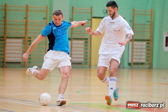 Zdjęcie w galerii na portalu naszraciborz.pl: Poniedziałek z Halową Ligą Piłki Nożnej. Pata Cabra Team bez punktów. Udana pogoń AMJ Dach-Mig zakończona spadkiem do II ligi wiadomości z regionu