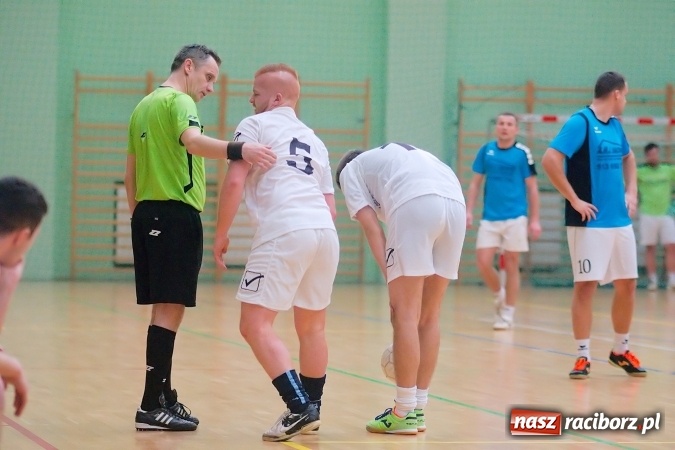 Zdjęcie w galerii na portalu naszraciborz.pl: Poniedziałek z Halową Ligą Piłki Nożnej. Pata Cabra Team bez punktów. Udana pogoń AMJ Dach-Mig zakończona spadkiem do II ligi wiadomości z regionu