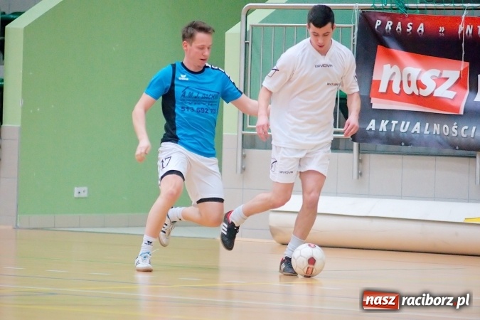 Zdjęcie w galerii na portalu naszraciborz.pl: Poniedziałek z Halową Ligą Piłki Nożnej. Pata Cabra Team bez punktów. Udana pogoń AMJ Dach-Mig zakończona spadkiem do II ligi wiadomości z regionu