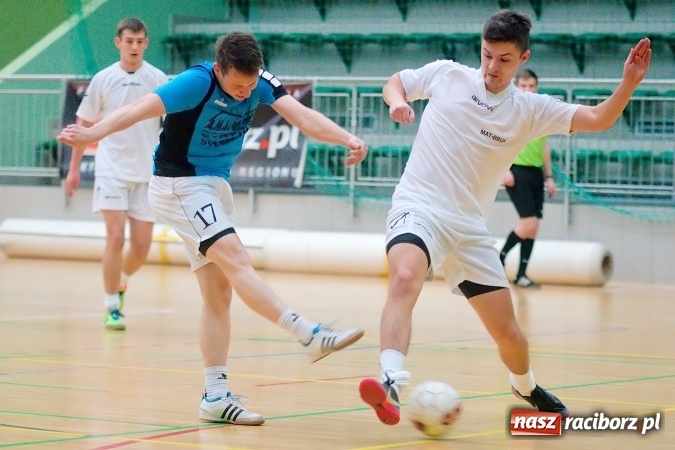 Zdjęcie w galerii na portalu naszraciborz.pl: Poniedziałek z Halową Ligą Piłki Nożnej. Pata Cabra Team bez punktów. Udana pogoń AMJ Dach-Mig zakończona spadkiem do II ligi wiadomości z regionu