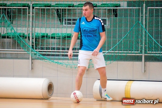 Zdjęcie w galerii na portalu naszraciborz.pl: Poniedziałek z Halową Ligą Piłki Nożnej. Pata Cabra Team bez punktów. Udana pogoń AMJ Dach-Mig zakończona spadkiem do II ligi wiadomości z regionu