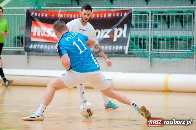 Zdjęcie w galerii na portalu naszraciborz.pl: Poniedziałek z Halową Ligą Piłki Nożnej. Pata Cabra Team bez punktów. Udana pogoń AMJ Dach-Mig zakończona spadkiem do II ligi wiadomości z regionu