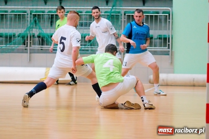 Zdjęcie w galerii na portalu naszraciborz.pl: Poniedziałek z Halową Ligą Piłki Nożnej. Pata Cabra Team bez punktów. Udana pogoń AMJ Dach-Mig zakończona spadkiem do II ligi wiadomości z regionu
