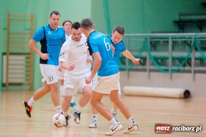 Zdjęcie w galerii na portalu naszraciborz.pl: Poniedziałek z Halową Ligą Piłki Nożnej. Pata Cabra Team bez punktów. Udana pogoń AMJ Dach-Mig zakończona spadkiem do II ligi wiadomości z regionu