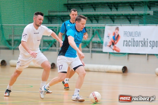 Zdjęcie w galerii na portalu naszraciborz.pl: Poniedziałek z Halową Ligą Piłki Nożnej. Pata Cabra Team bez punktów. Udana pogoń AMJ Dach-Mig zakończona spadkiem do II ligi wiadomości z regionu