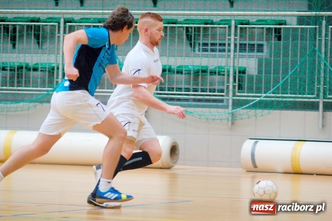 Zdjęcie w galerii na portalu naszraciborz.pl: Poniedziałek z Halową Ligą Piłki Nożnej. Pata Cabra Team bez punktów. Udana pogoń AMJ Dach-Mig zakończona spadkiem do II ligi wiadomości z regionu