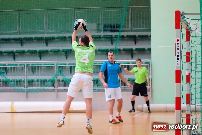 Zdjęcie w galerii na portalu naszraciborz.pl: Poniedziałek z Halową Ligą Piłki Nożnej. Pata Cabra Team bez punktów. Udana pogoń AMJ Dach-Mig zakończona spadkiem do II ligi wiadomości z regionu