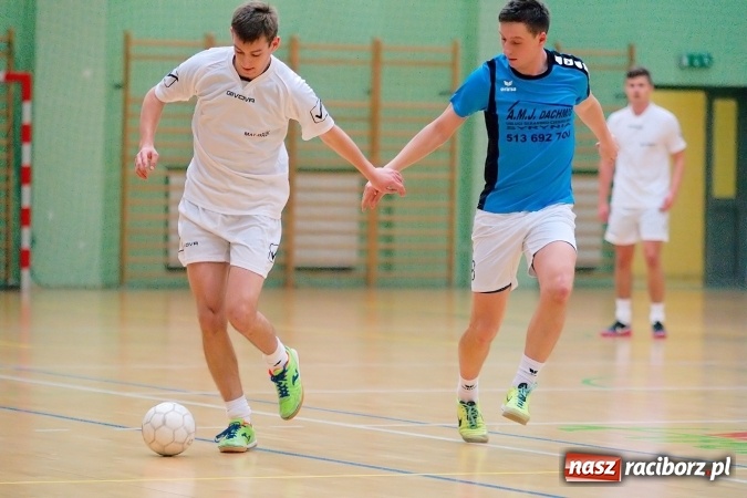 Zdjęcie w galerii na portalu naszraciborz.pl: Poniedziałek z Halową Ligą Piłki Nożnej. Pata Cabra Team bez punktów. Udana pogoń AMJ Dach-Mig zakończona spadkiem do II ligi wiadomości z regionu