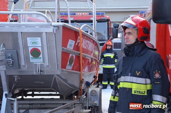 Zdjęcie w galerii na portalu naszraciborz.pl: Uroczyste przekazanie sprzętu pożarniczego dla jednostek śląskiej straży pożarnej wiadomości z regionu