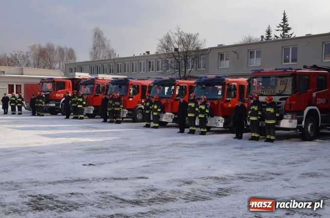 Zdjęcie w galerii na portalu naszraciborz.pl: Uroczyste przekazanie sprzętu pożarniczego dla jednostek śląskiej straży pożarnej wiadomości z regionu