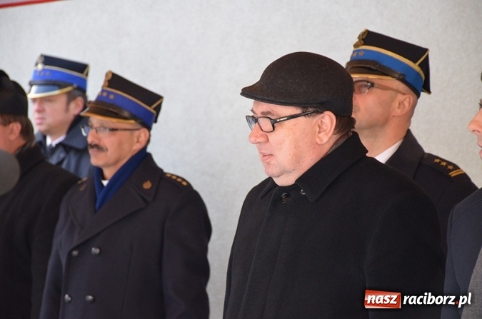 Zdjęcie w galerii na portalu naszraciborz.pl: Uroczyste przekazanie sprzętu pożarniczego dla jednostek śląskiej straży pożarnej wiadomości z regionu