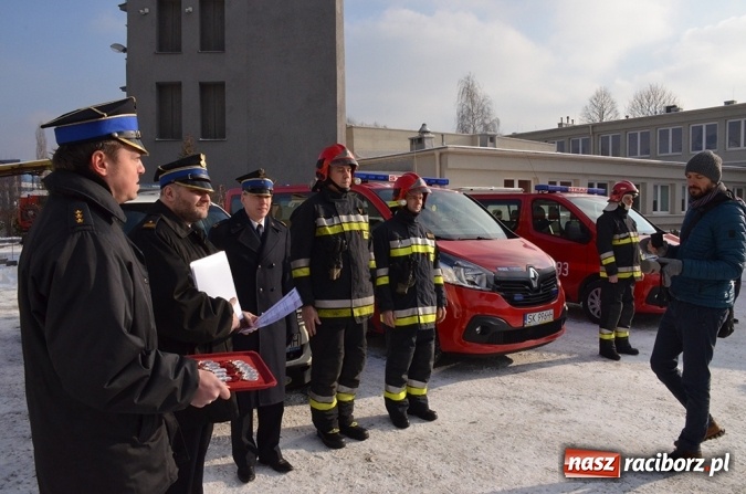 Zdjęcie w galerii na portalu naszraciborz.pl: Uroczyste przekazanie sprzętu pożarniczego dla jednostek śląskiej straży pożarnej wiadomości z regionu