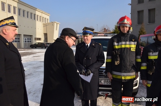 Zdjęcie w galerii na portalu naszraciborz.pl: Uroczyste przekazanie sprzętu pożarniczego dla jednostek śląskiej straży pożarnej wiadomości z regionu