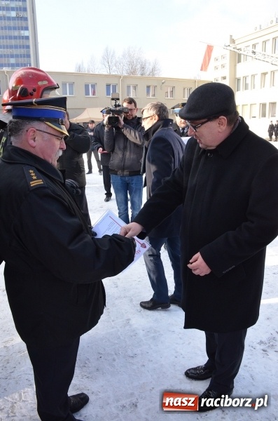 Zdjęcie w galerii na portalu naszraciborz.pl: Uroczyste przekazanie sprzętu pożarniczego dla jednostek śląskiej straży pożarnej wiadomości z regionu