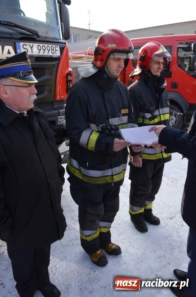 Zdjęcie w galerii na portalu naszraciborz.pl: Uroczyste przekazanie sprzętu pożarniczego dla jednostek śląskiej straży pożarnej wiadomości z regionu