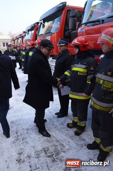 Zdjęcie w galerii na portalu naszraciborz.pl: Uroczyste przekazanie sprzętu pożarniczego dla jednostek śląskiej straży pożarnej wiadomości z regionu
