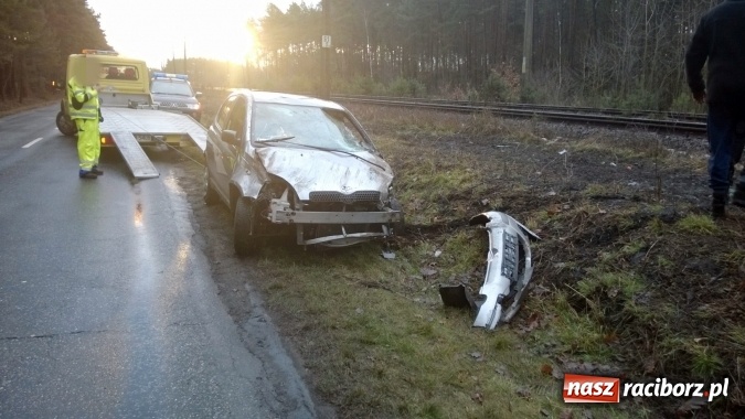 Zdjęcie w galerii na portalu naszraciborz.pl: Toyota dachowała na torowisku pomiędzy Szymocicami a Górkami Śląskimi wiadomości z regionu