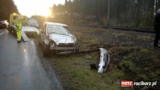 Zdjęcie w galerii na portalu naszraciborz.pl: Toyota dachowała na torowisku pomiędzy Szymocicami a Górkami Śląskimi wiadomości z regionu