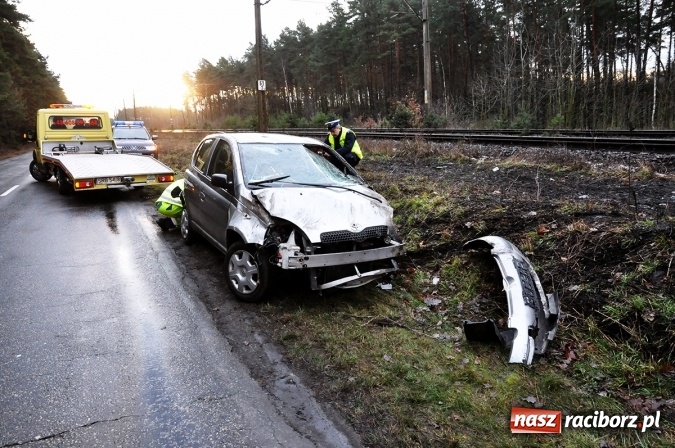 Zdjęcie w galerii na portalu naszraciborz.pl: Toyota dachowała na torowisku pomiędzy Szymocicami a Górkami Śląskimi wiadomości z regionu