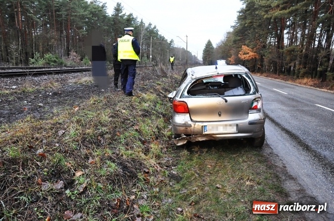 Zdjęcie w galerii na portalu naszraciborz.pl: Toyota dachowała na torowisku pomiędzy Szymocicami a Górkami Śląskimi wiadomości z regionu