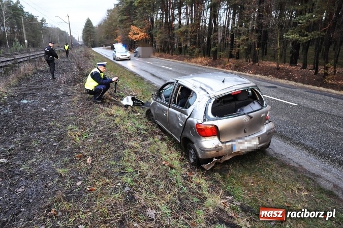 Zdjęcie w galerii na portalu naszraciborz.pl: Toyota dachowała na torowisku pomiędzy Szymocicami a Górkami Śląskimi wiadomości z regionu
