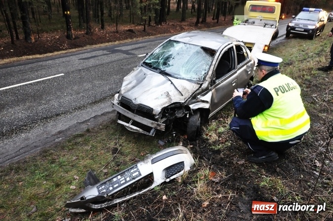 Zdjęcie w galerii na portalu naszraciborz.pl: Toyota dachowała na torowisku pomiędzy Szymocicami a Górkami Śląskimi wiadomości z regionu