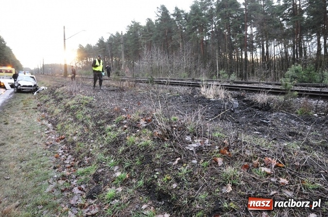 Zdjęcie w galerii na portalu naszraciborz.pl: Toyota dachowała na torowisku pomiędzy Szymocicami a Górkami Śląskimi wiadomości z regionu