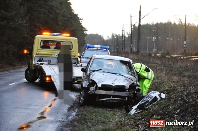 Zdjęcie w galerii na portalu naszraciborz.pl: Toyota dachowała na torowisku pomiędzy Szymocicami a Górkami Śląskimi wiadomości z regionu