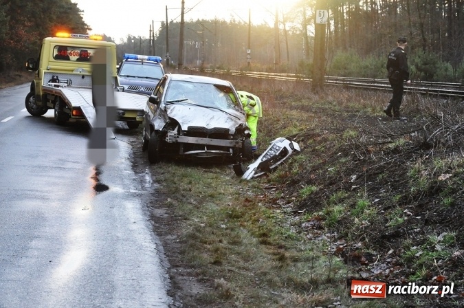 Zdjęcie w galerii na portalu naszraciborz.pl: Toyota dachowała na torowisku pomiędzy Szymocicami a Górkami Śląskimi wiadomości z regionu
