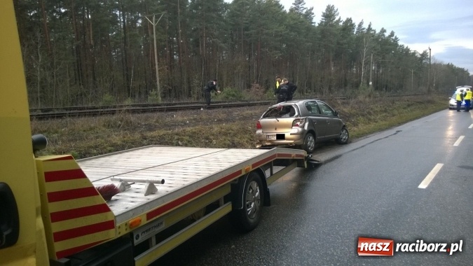 Zdjęcie w galerii na portalu naszraciborz.pl: Toyota dachowała na torowisku pomiędzy Szymocicami a Górkami Śląskimi wiadomości z regionu