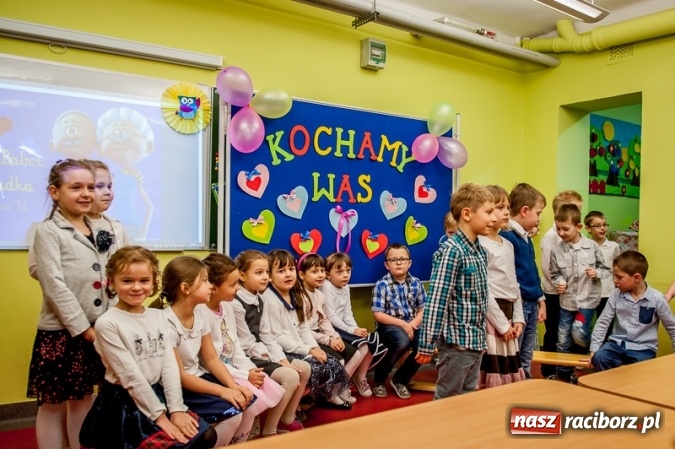 Zdjęcie w galerii na portalu naszraciborz.pl: Wczoraj w Szkole Podstawowej nr 13 dzieci świętowały Dzień Babci i Dziadka wiadomości z regionu