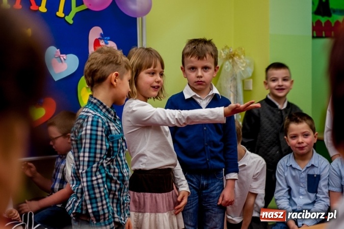 Zdjęcie w galerii na portalu naszraciborz.pl: Wczoraj w Szkole Podstawowej nr 13 dzieci świętowały Dzień Babci i Dziadka wiadomości z regionu